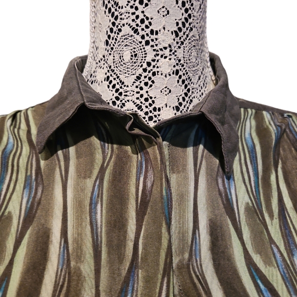 Unique Quality Button Up Top - Picture 3 of 14